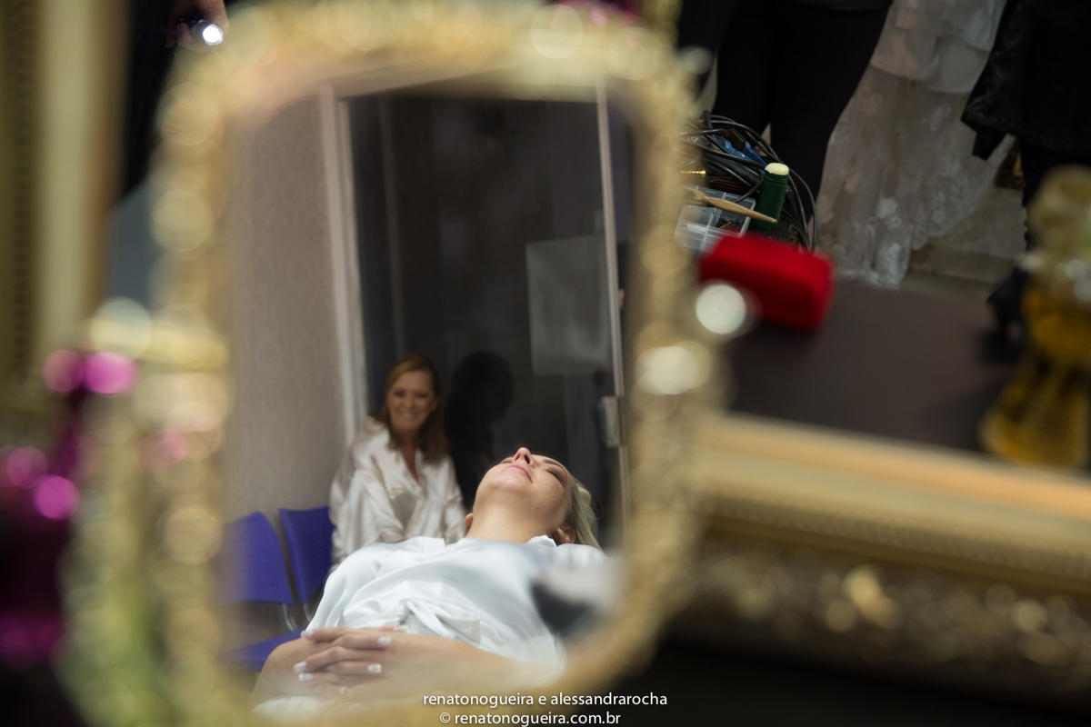 noiva sendo maquiagem e mae feliz acompanhando a maquiagem