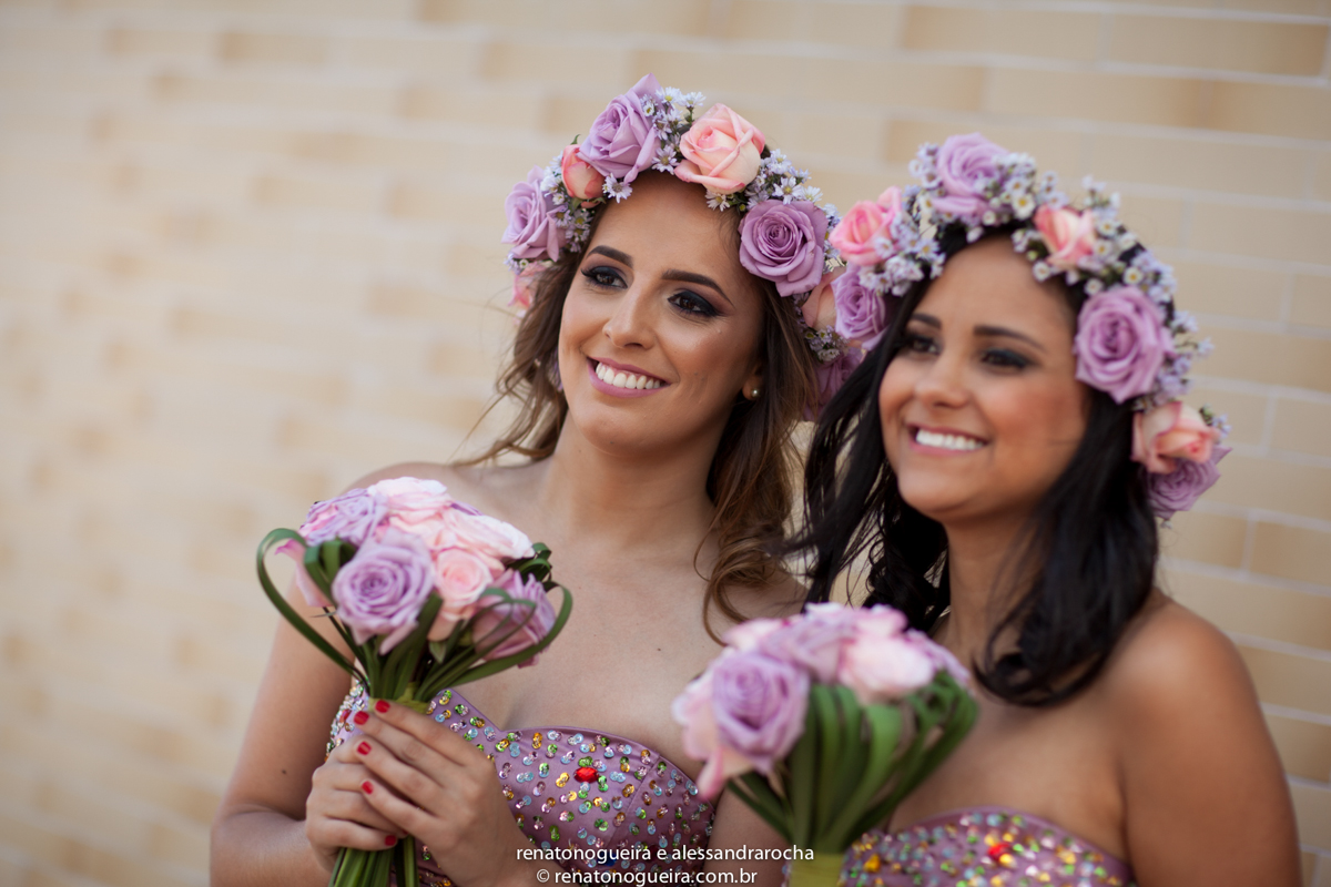 irmas da noiva com arranjo de cabelo na porta da igreja