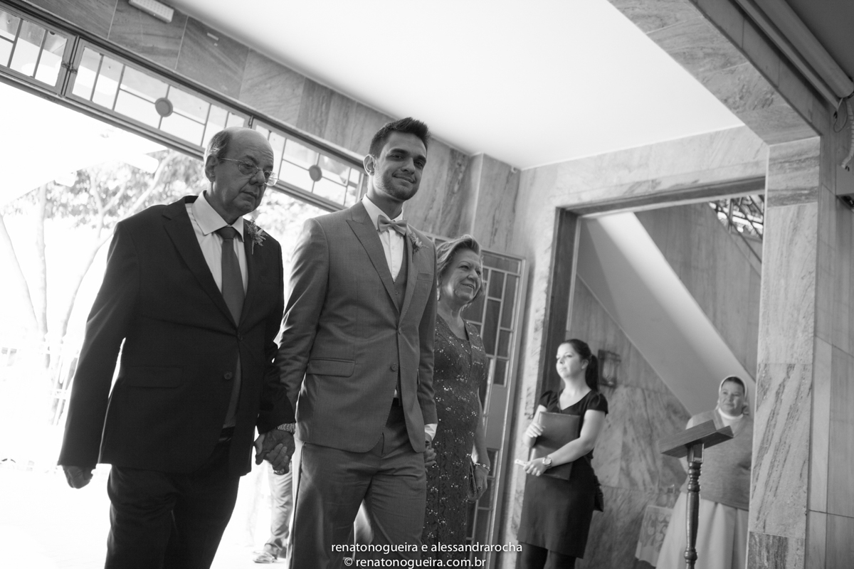 entrada do noivo na igreja com o pai e a mae