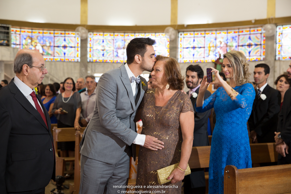 noivo beijando a mae no altar no dia do seu casamento