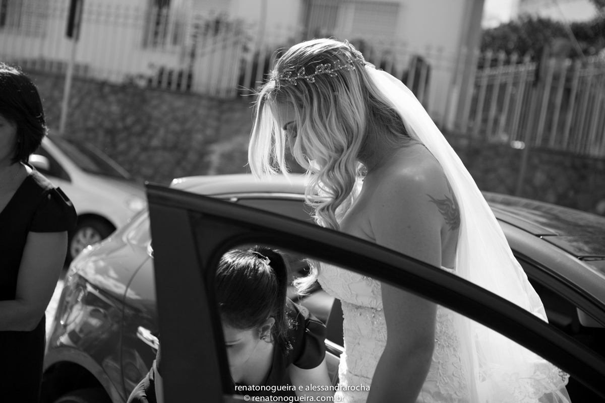 noiva saindo do carro para entrar na igreja para seu casamento
