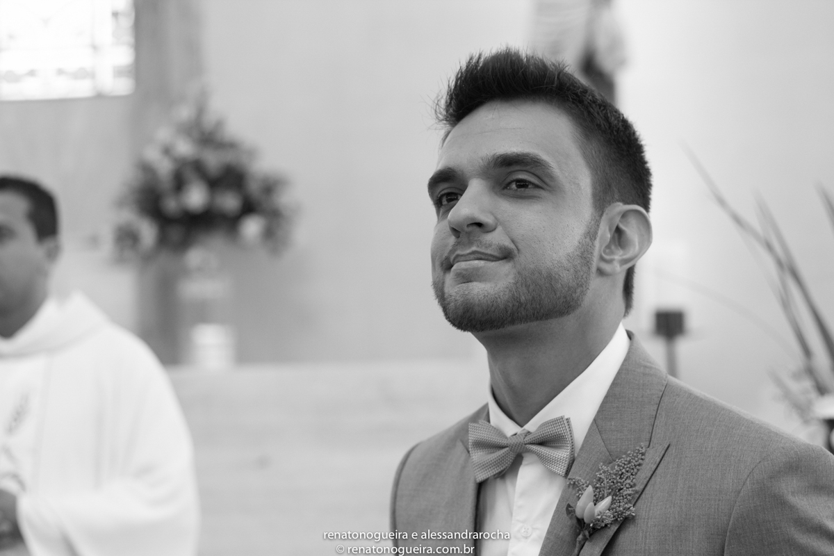 noivo apreensivo esperando entrada da noiva na igreja