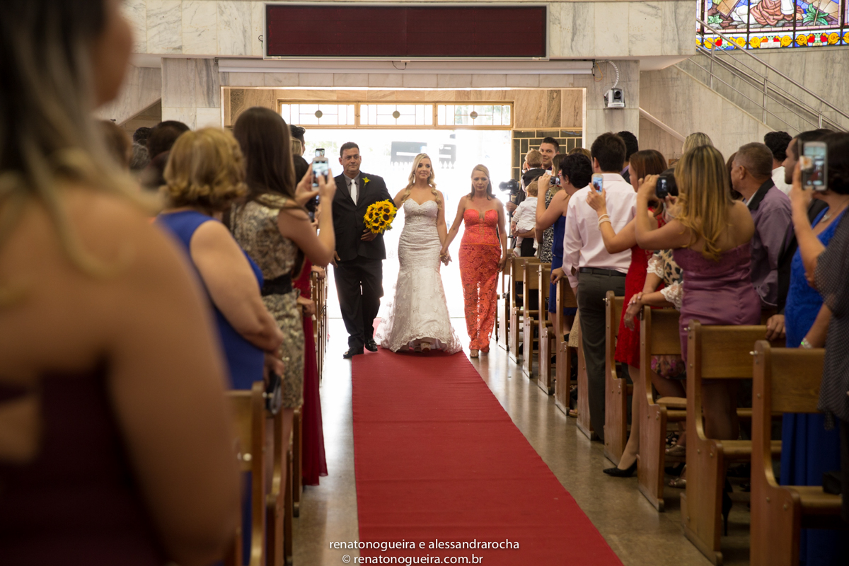 entrada da noiva com o pai e mae