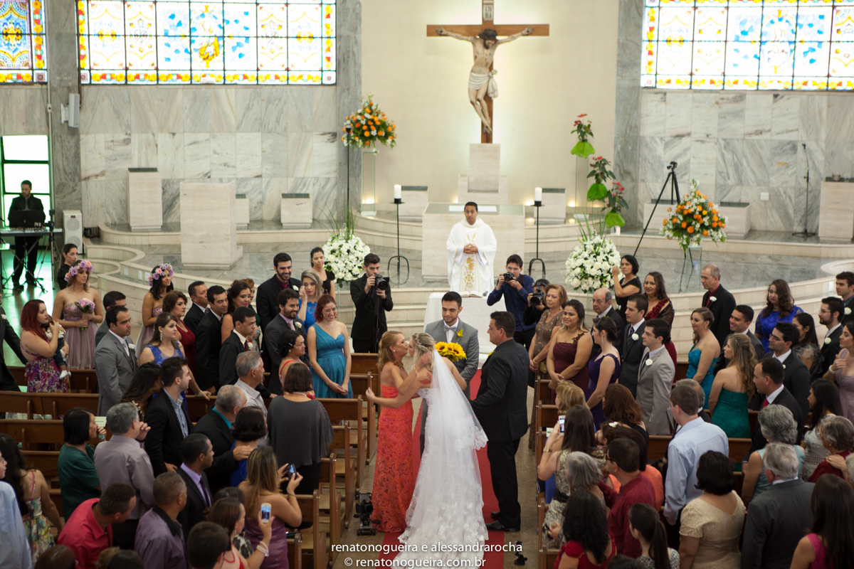 noiva recebendo o beijo da mae na entrega para o noivo no altar