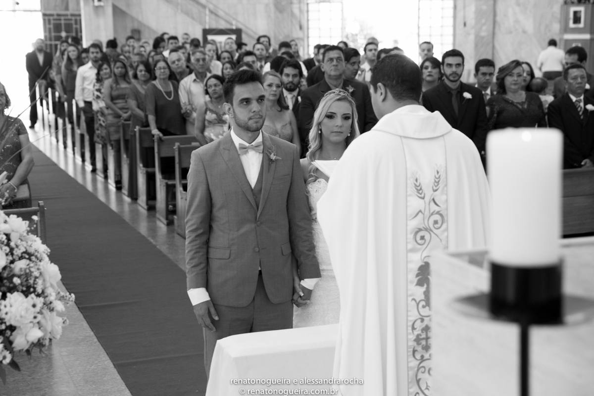 noivo e noiva no altar recebendo as bencaos do padre