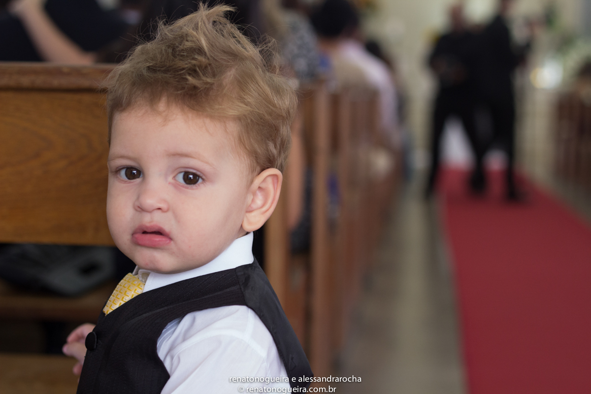 crianca no dia do casamento com uma carinha angelical