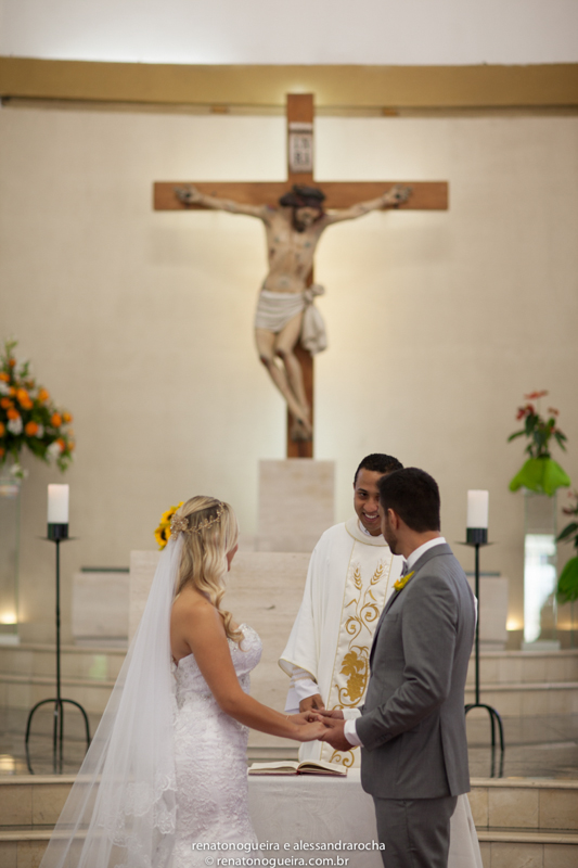 noivos no altar para trca das aliancas