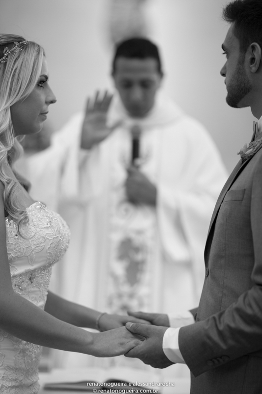 padre abencoando o casamento de Isabela e Douglas
