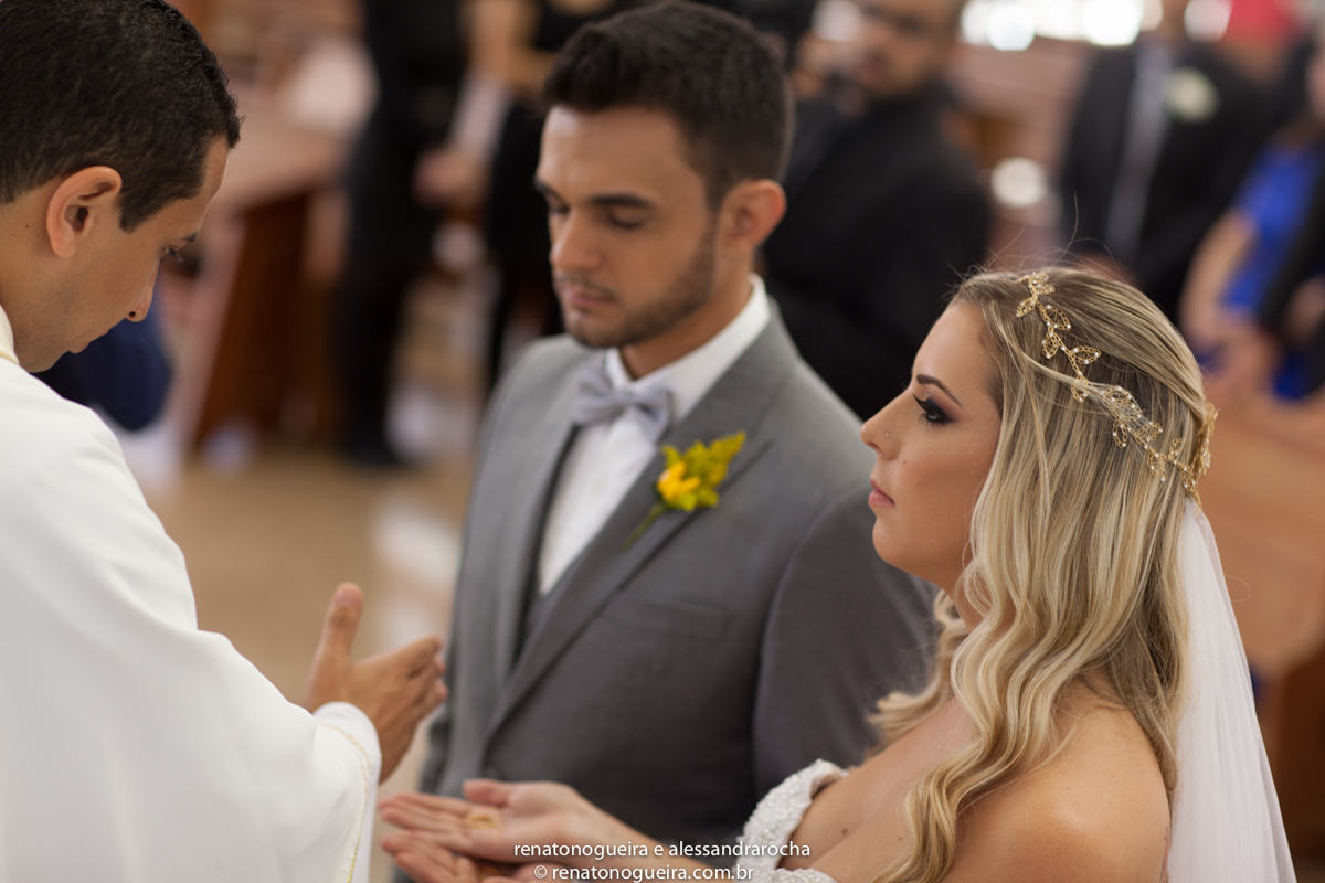 bebncao das aliancas nas maos dos noivos