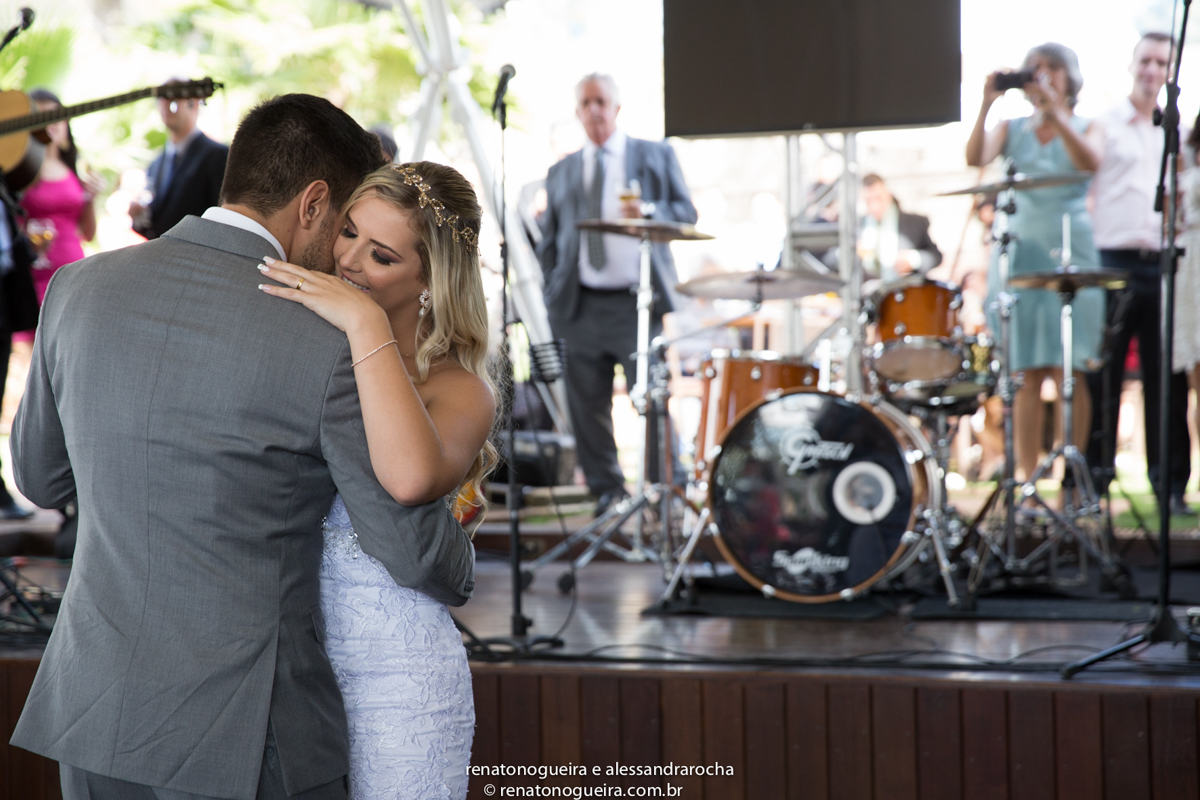 noivos dancando ao som de rock