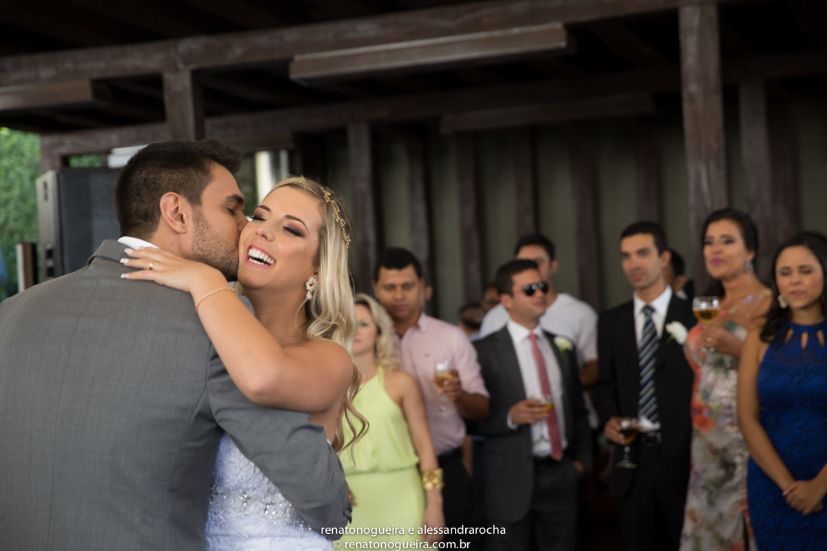 noivos felizes dancando e amigos assistindo animados