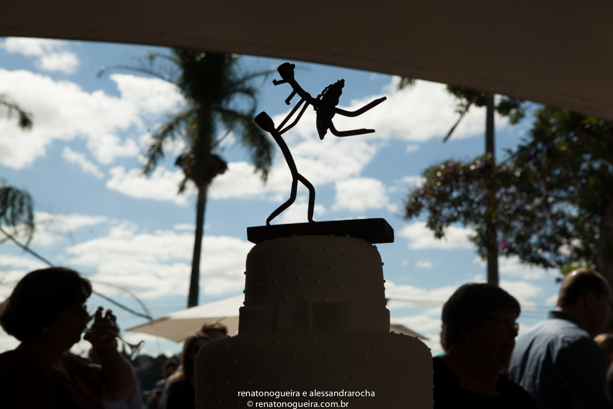 foto em contra luz do arranjo do bolo de bailarina