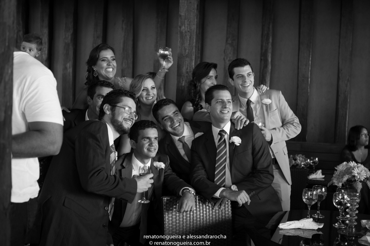 amigos felizes posando para foto