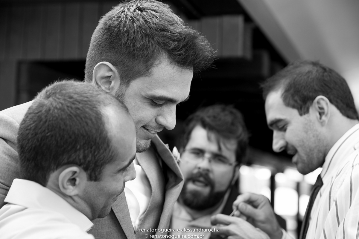 noivos e amigos na festa