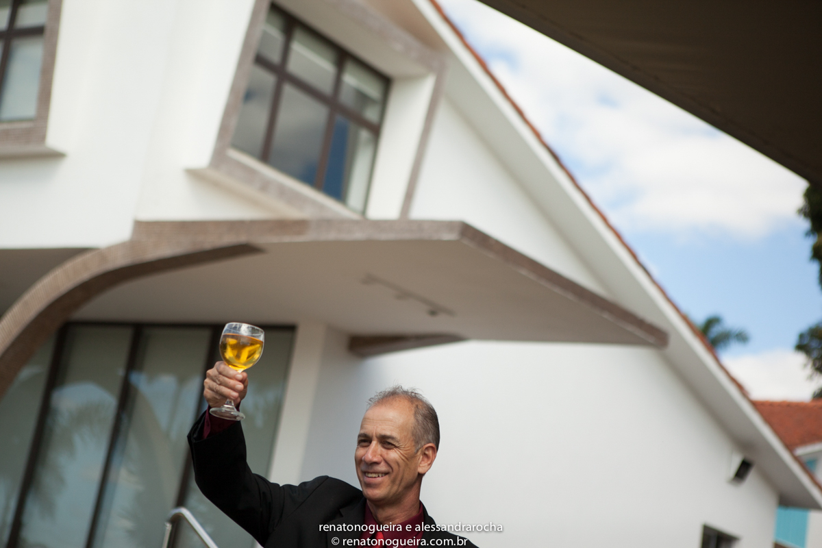 convidado comemorando o dia do casamemnto de isabela e douglas