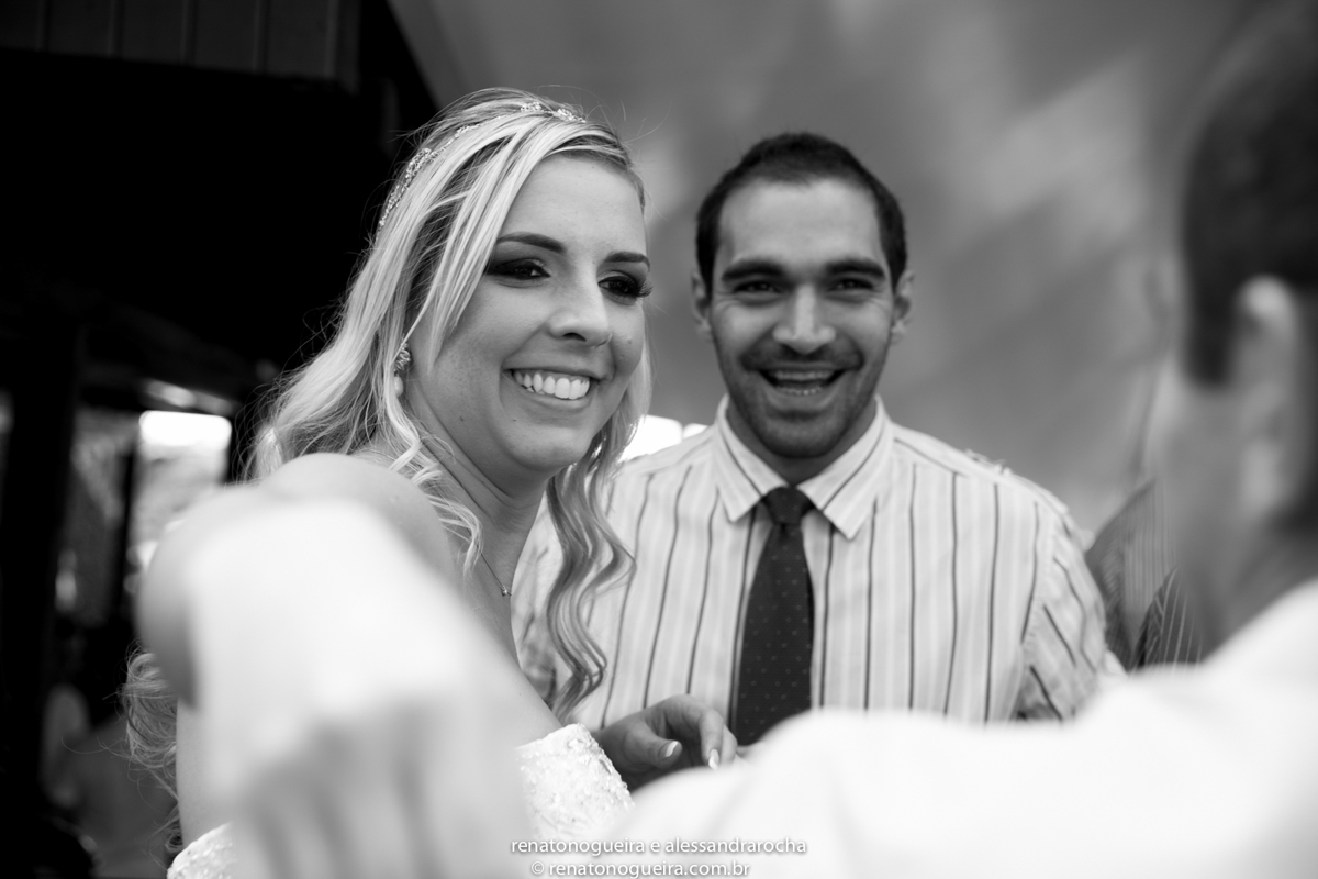 noiva dando risada com amigos