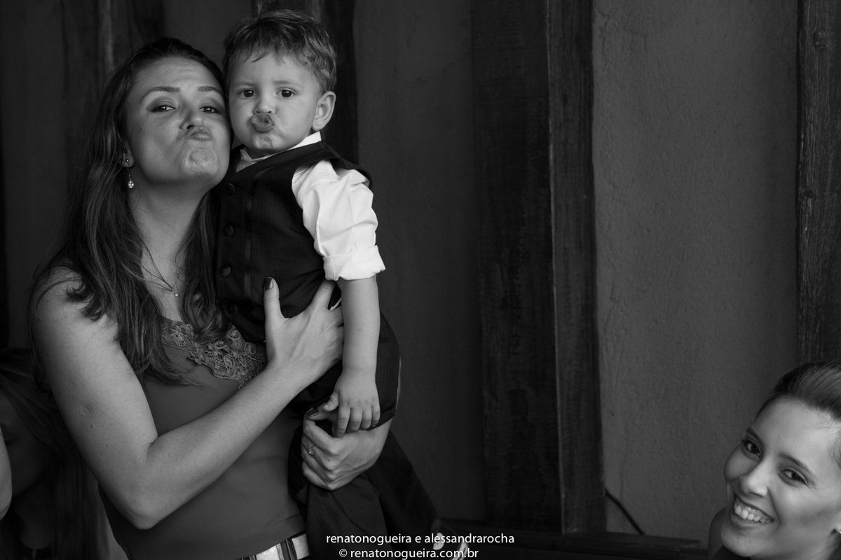 mae e filho posando para foto