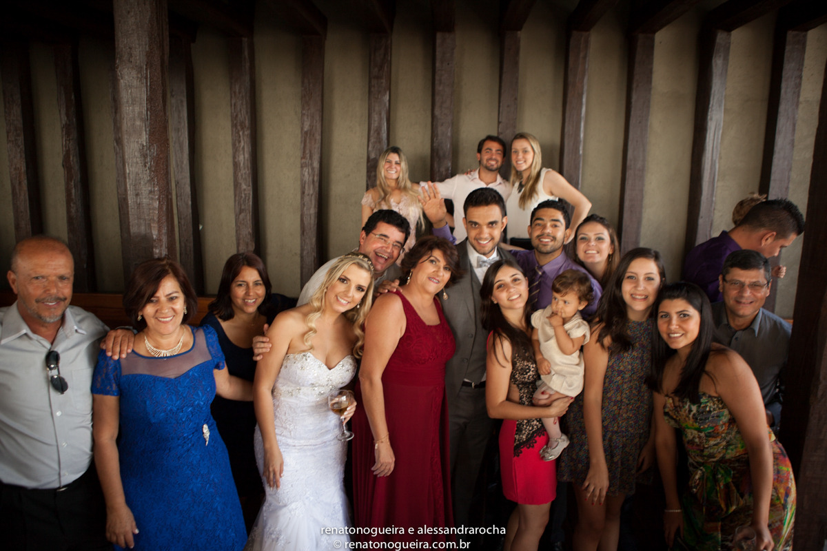 foto dos noivos com famila na festa