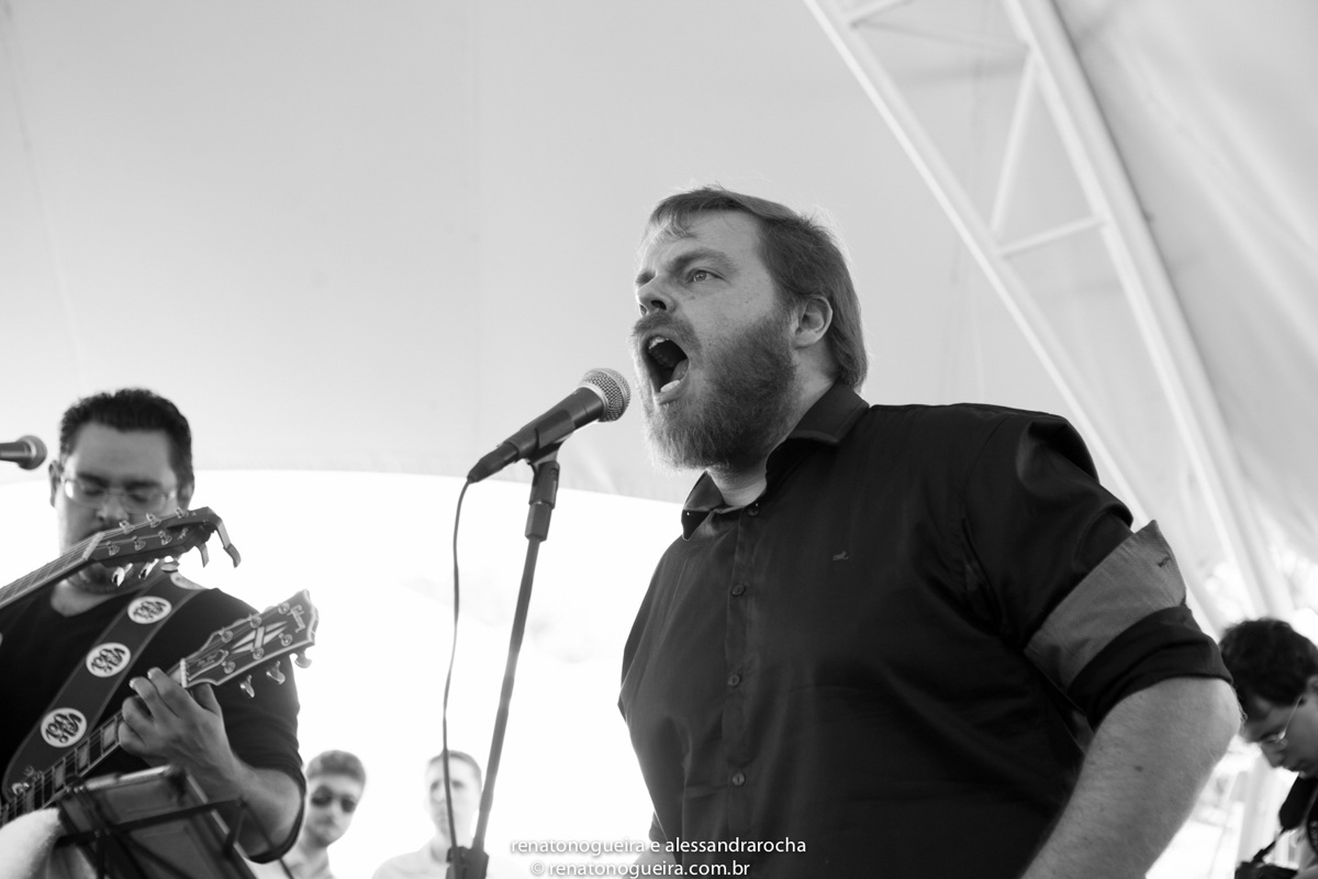 banda tocando muito rock