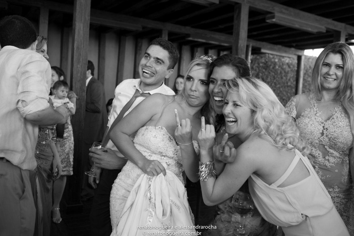 noiva e amigas mostrando a alinca de casada