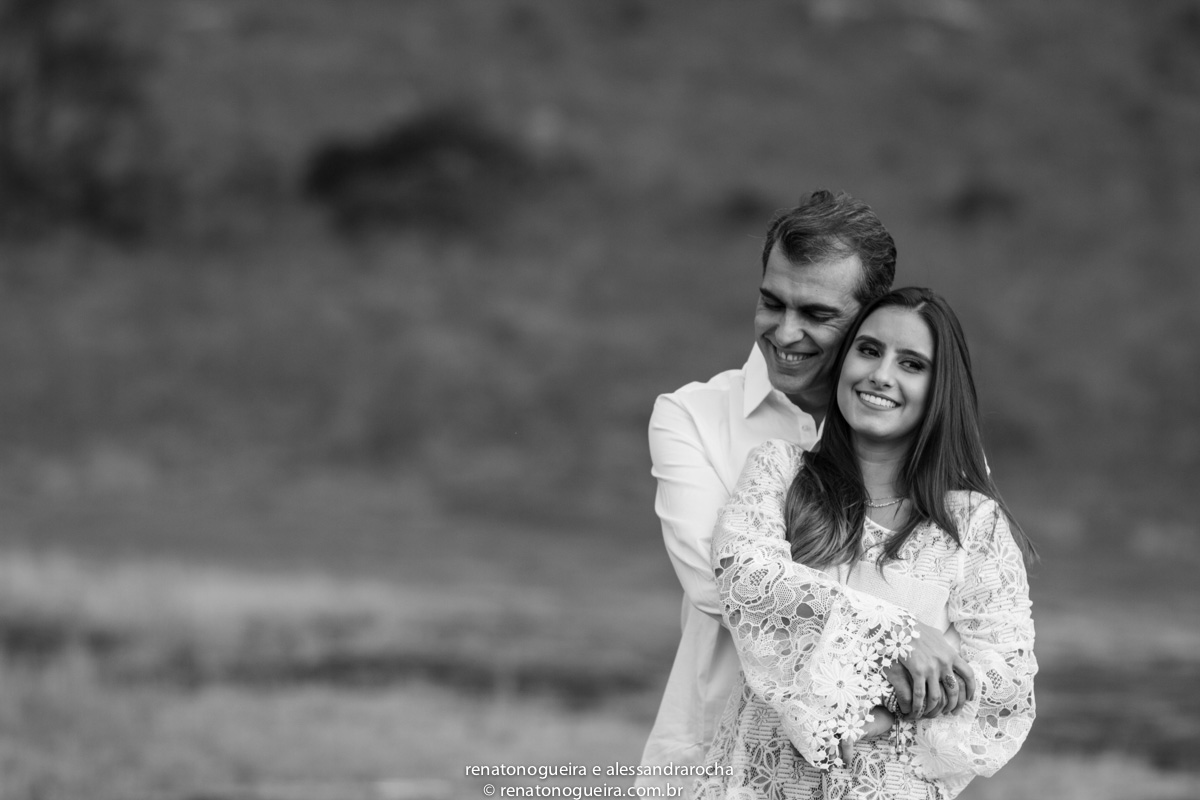 noivo abracando noiva num aconchego carinhoso