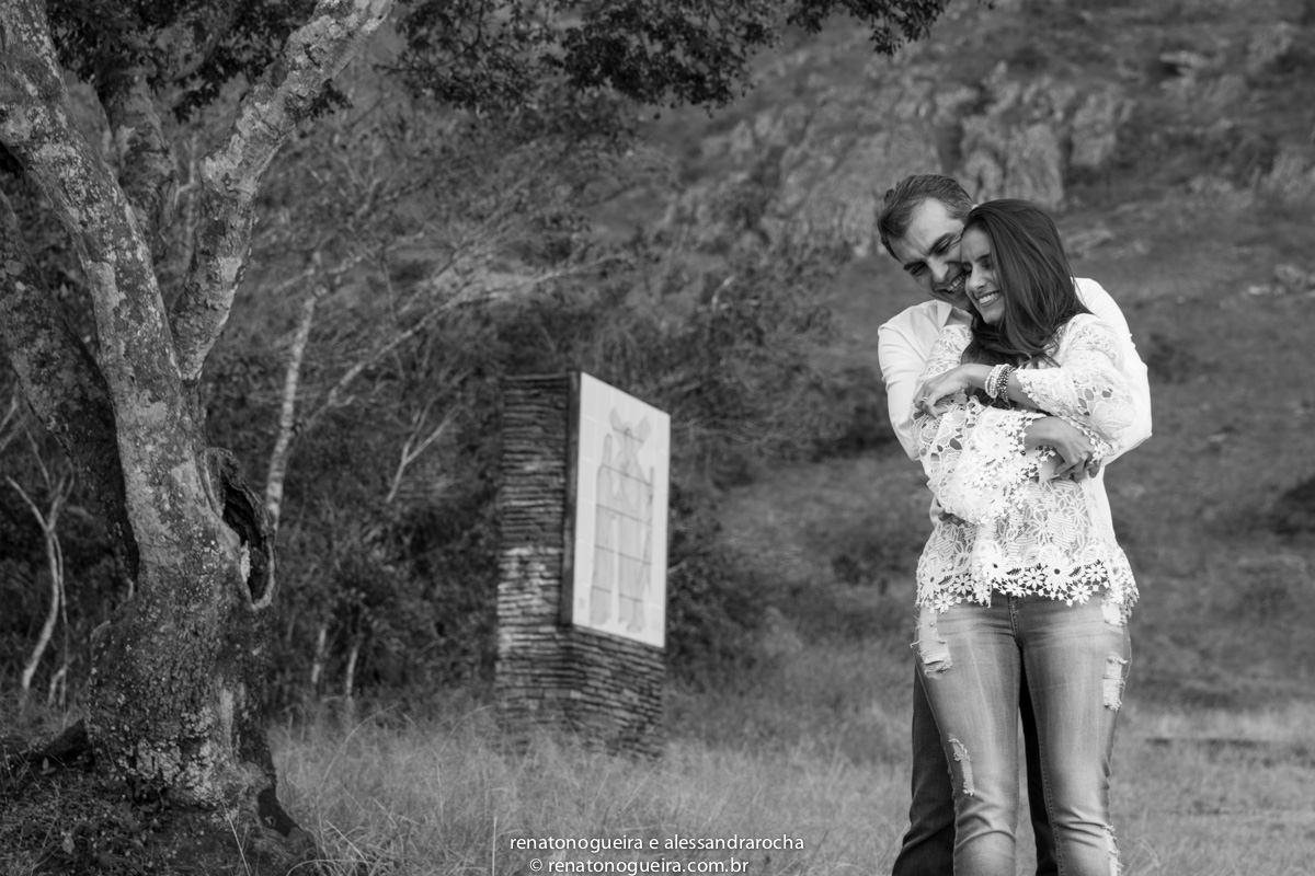 noiva num aconchego carinhoso, na serra da piedade