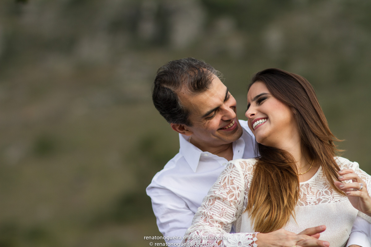 noiva num aconchego carinhoso, na serra da piedade
