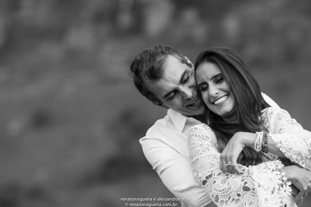 noiva num aconchego carinhoso, na serra da piedade