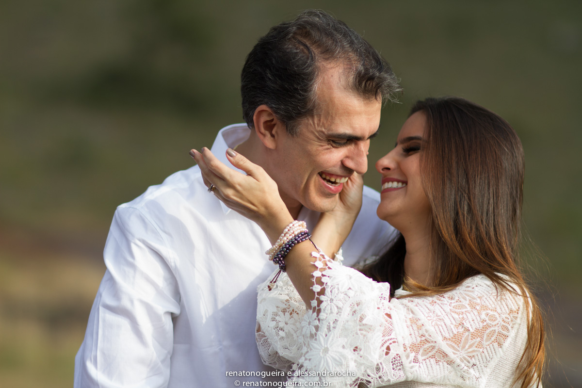 noiva num aconchego carinhoso, na serra da piedade