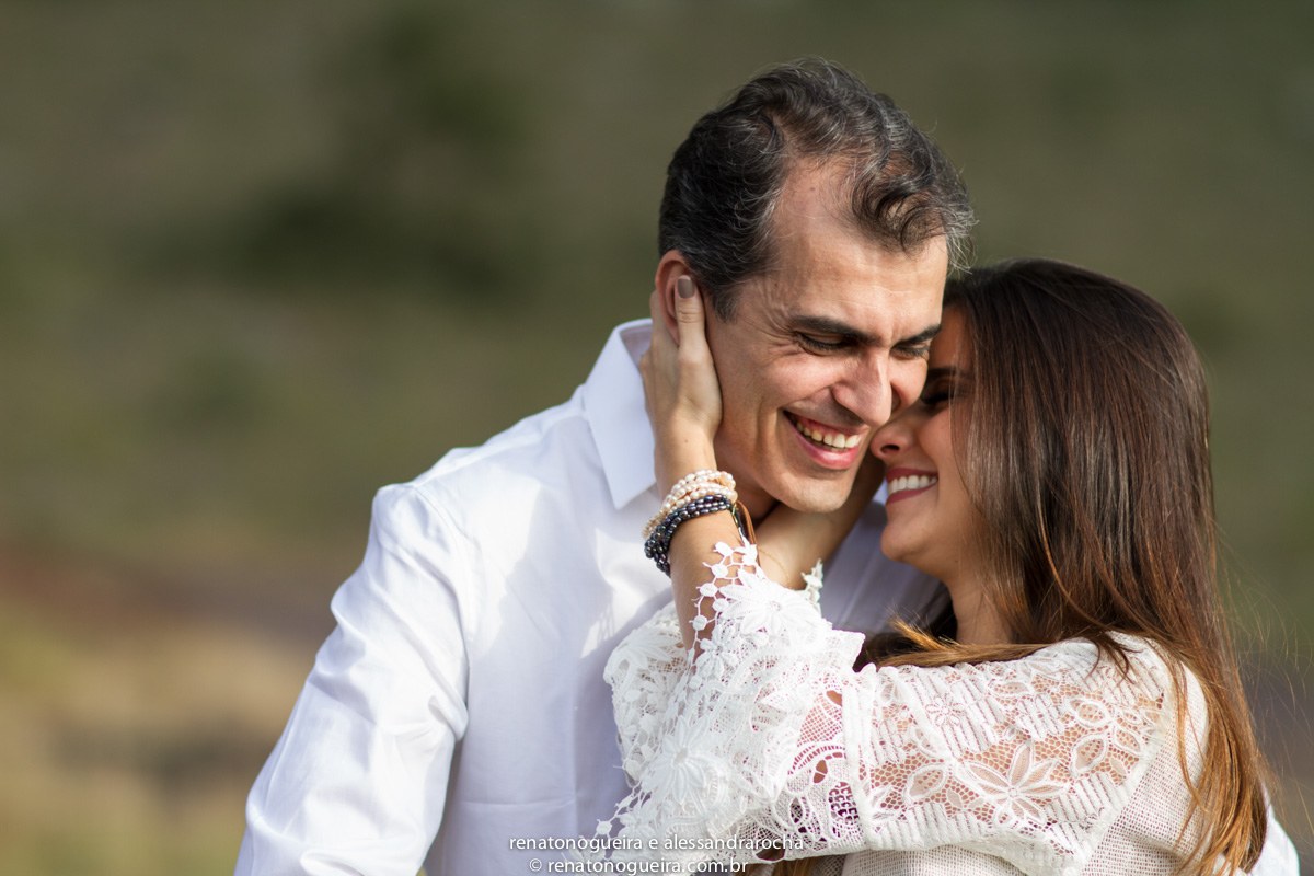 noiva num aconchego carinhoso, na serra da piedade