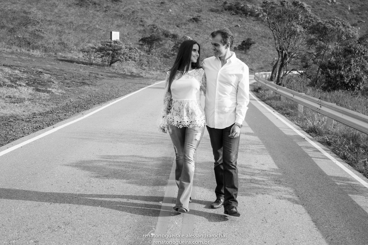 noivos andando na estrada da serra da piedade
