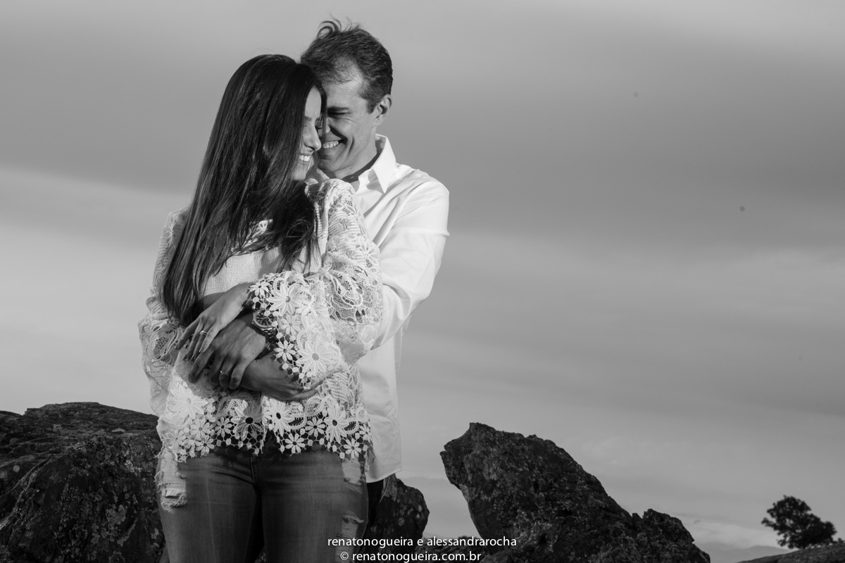 noiva num aconchego carinhoso, na serra da piedade