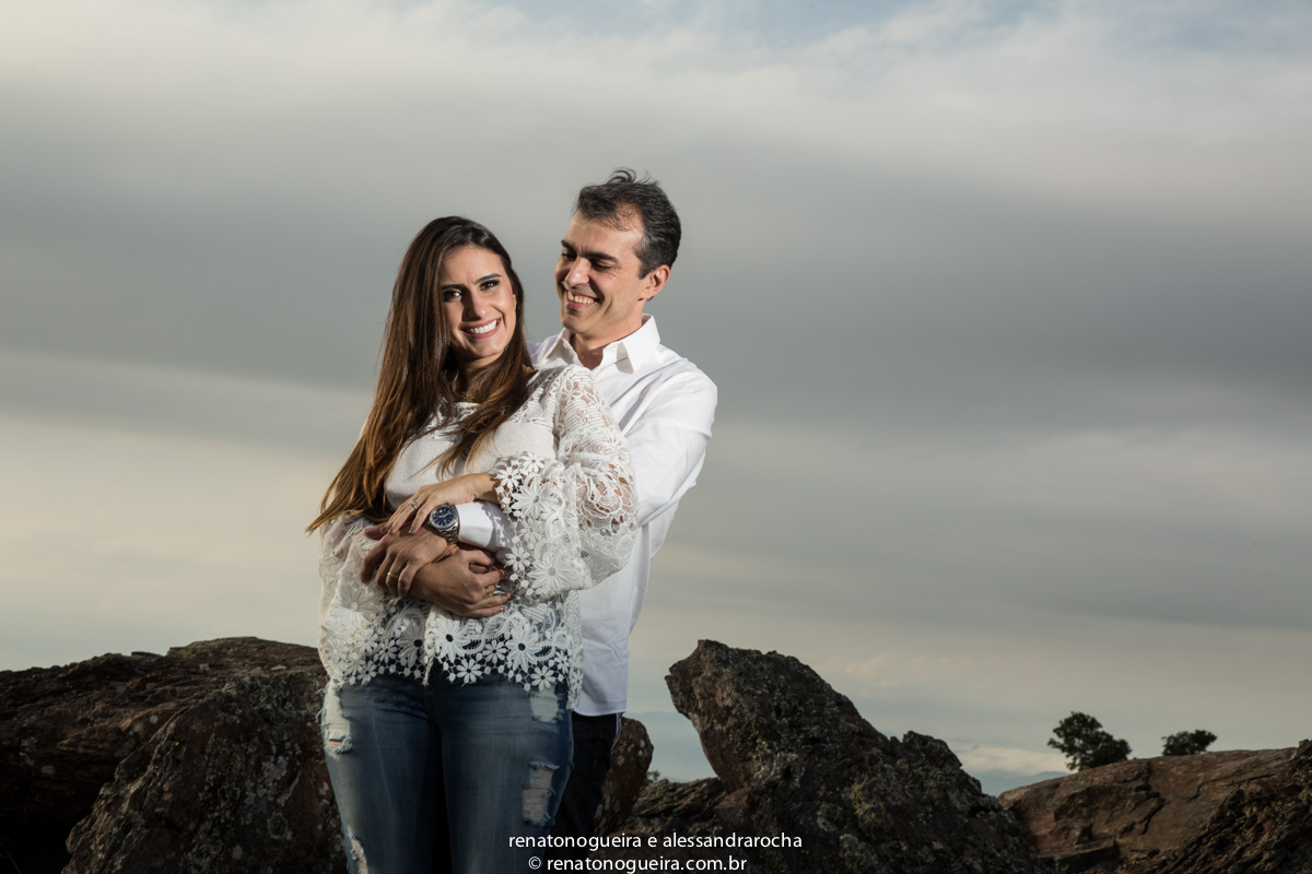 noiva num aconchego carinhoso, na serra da piedade