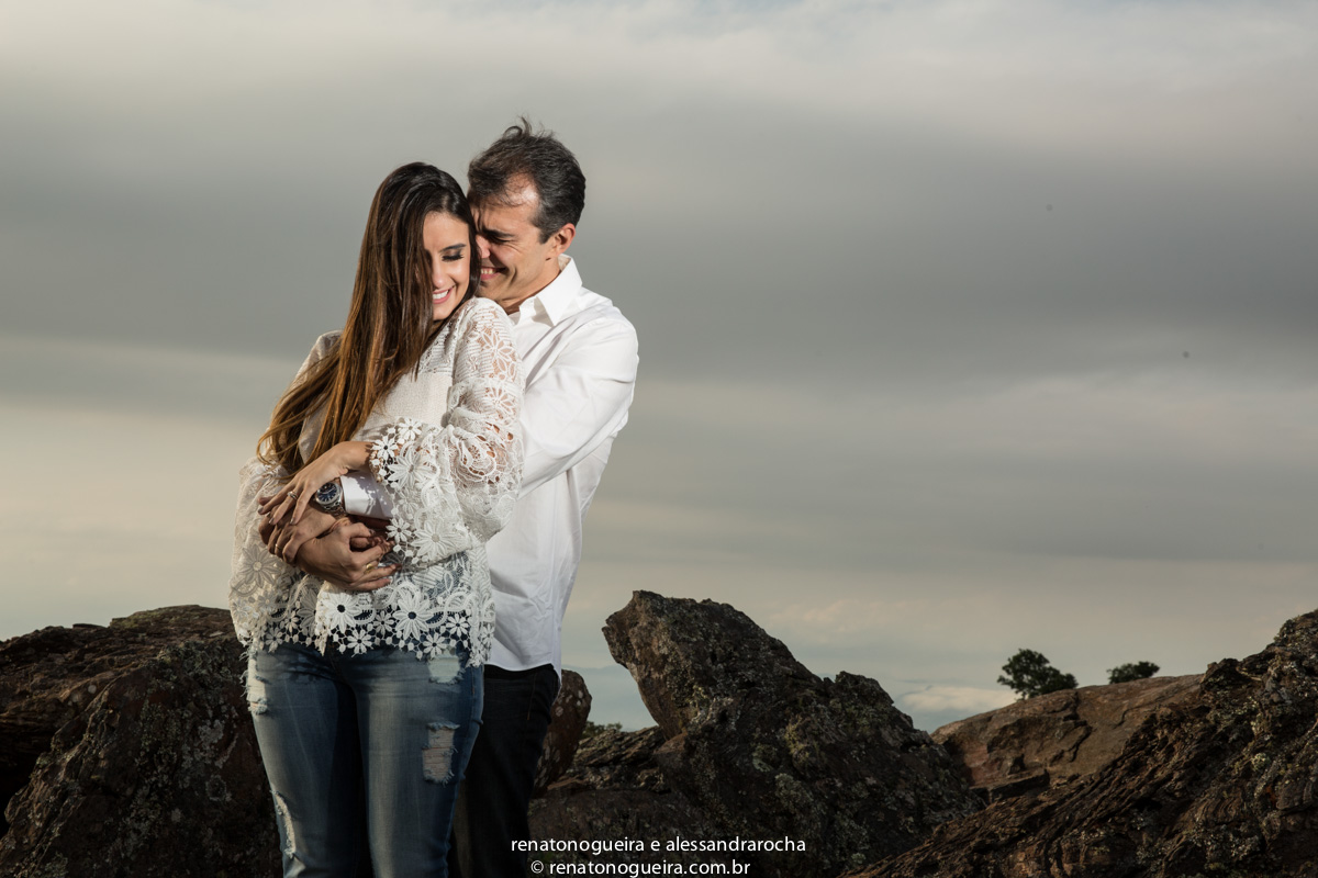 noiva num aconchego carinhoso, na serra da piedade