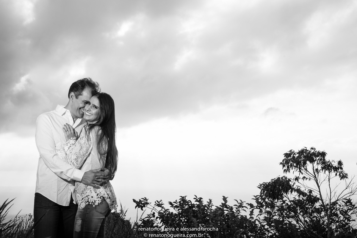 noiva num aconchego carinhoso, na serra da piedade