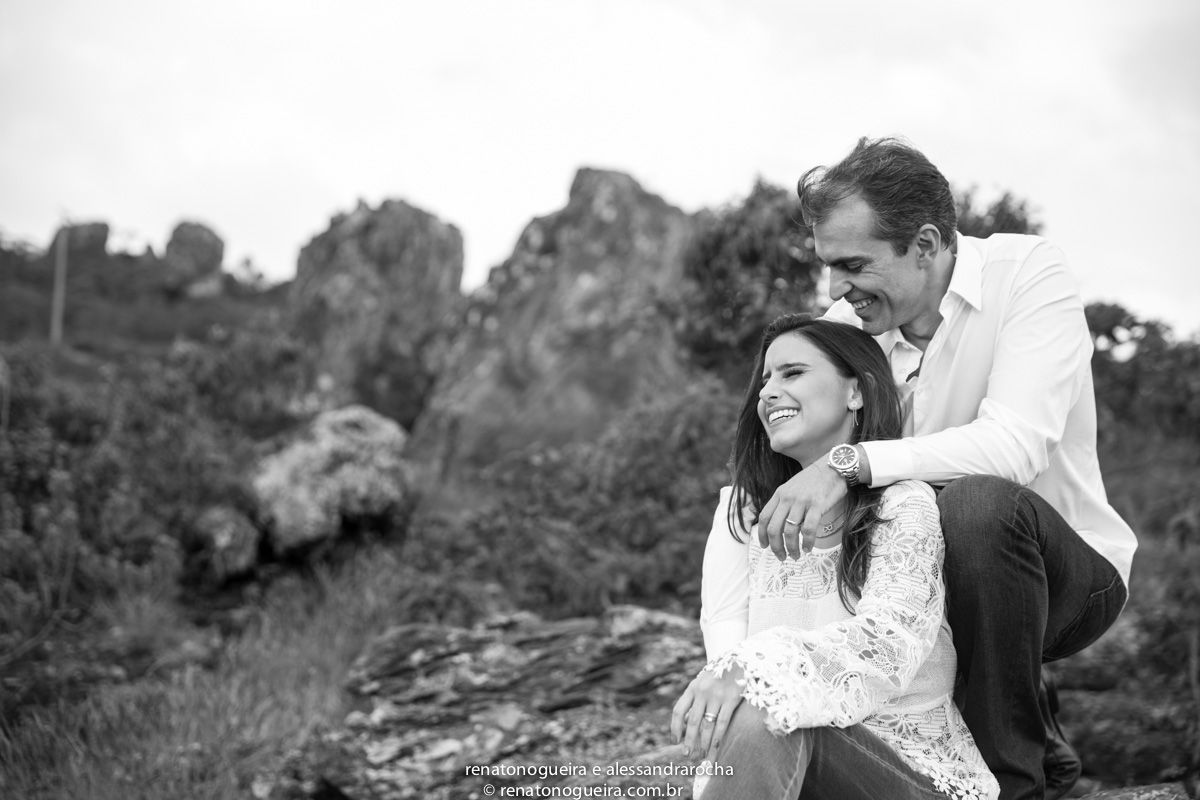 noiva num aconchego carinhoso, na serra da piedade