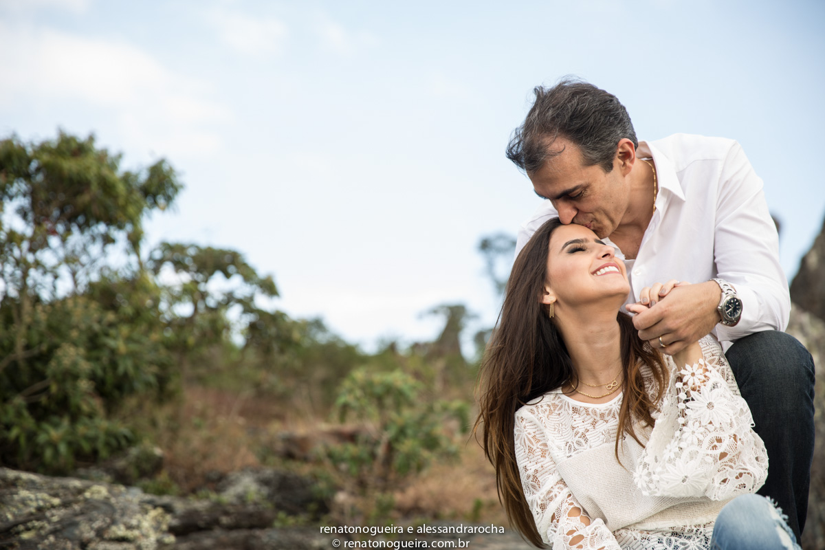 noiva num aconchego carinhoso, na serra da piedade