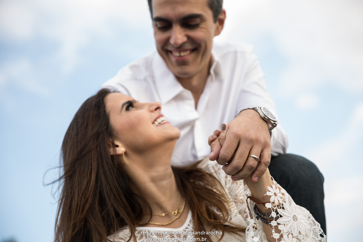 noiva num aconchego carinhoso, na serra da piedade