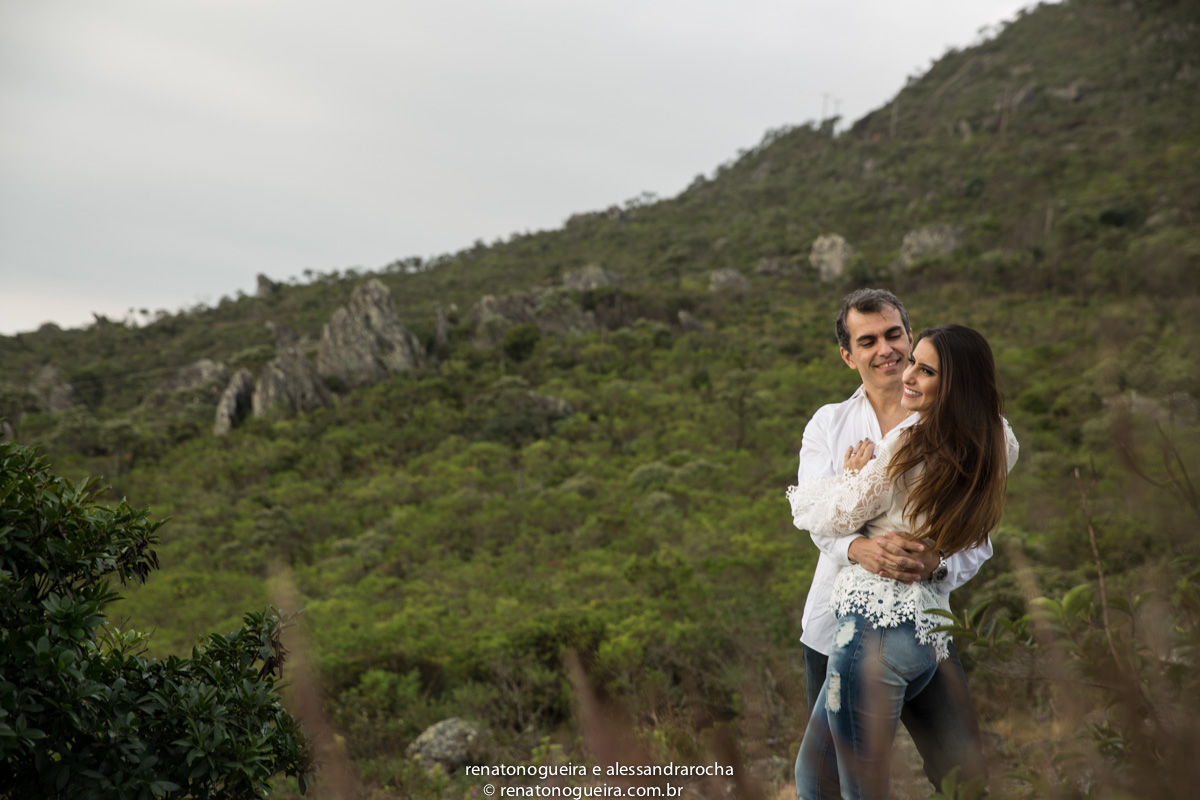 noiva num aconchego carinhoso, na serra da piedade