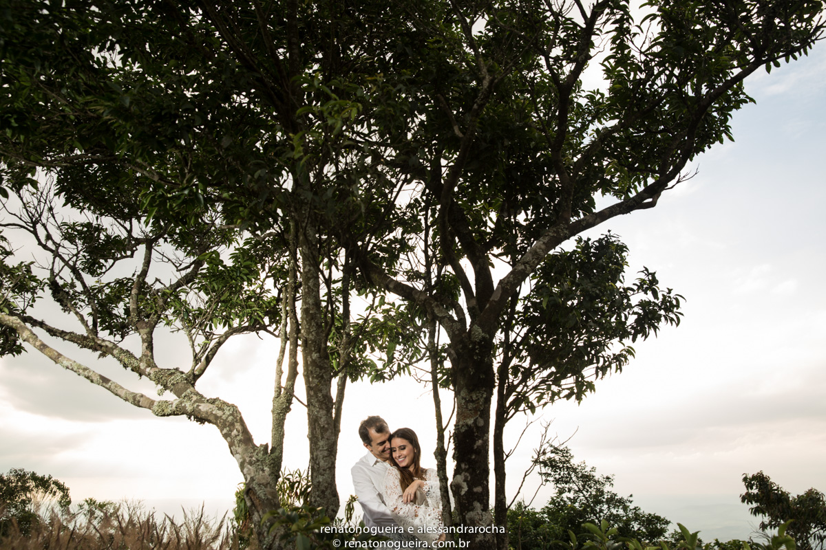noiva num aconchego carinhoso, na serra da piedade