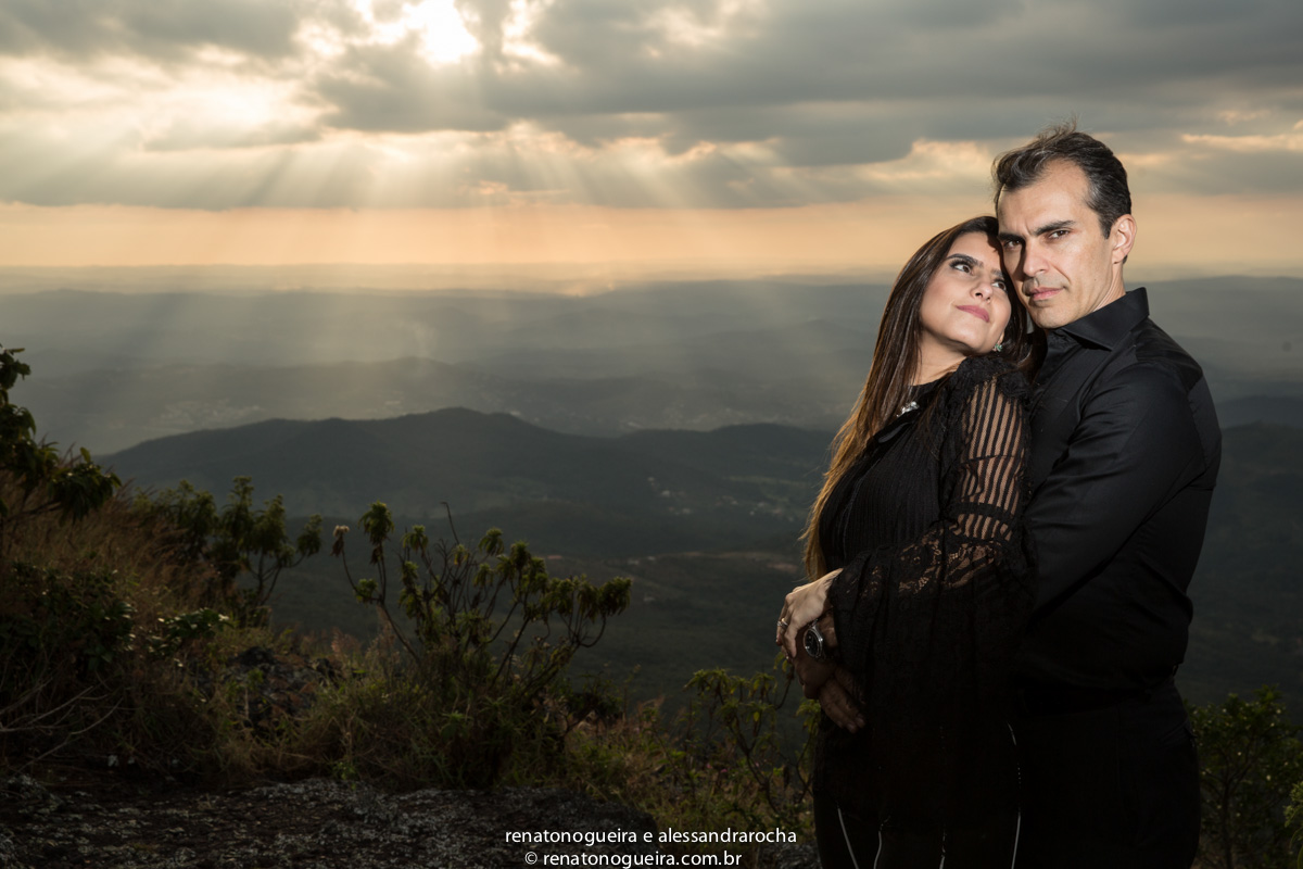 noiva num aconchego carinhoso, na serra da piedade