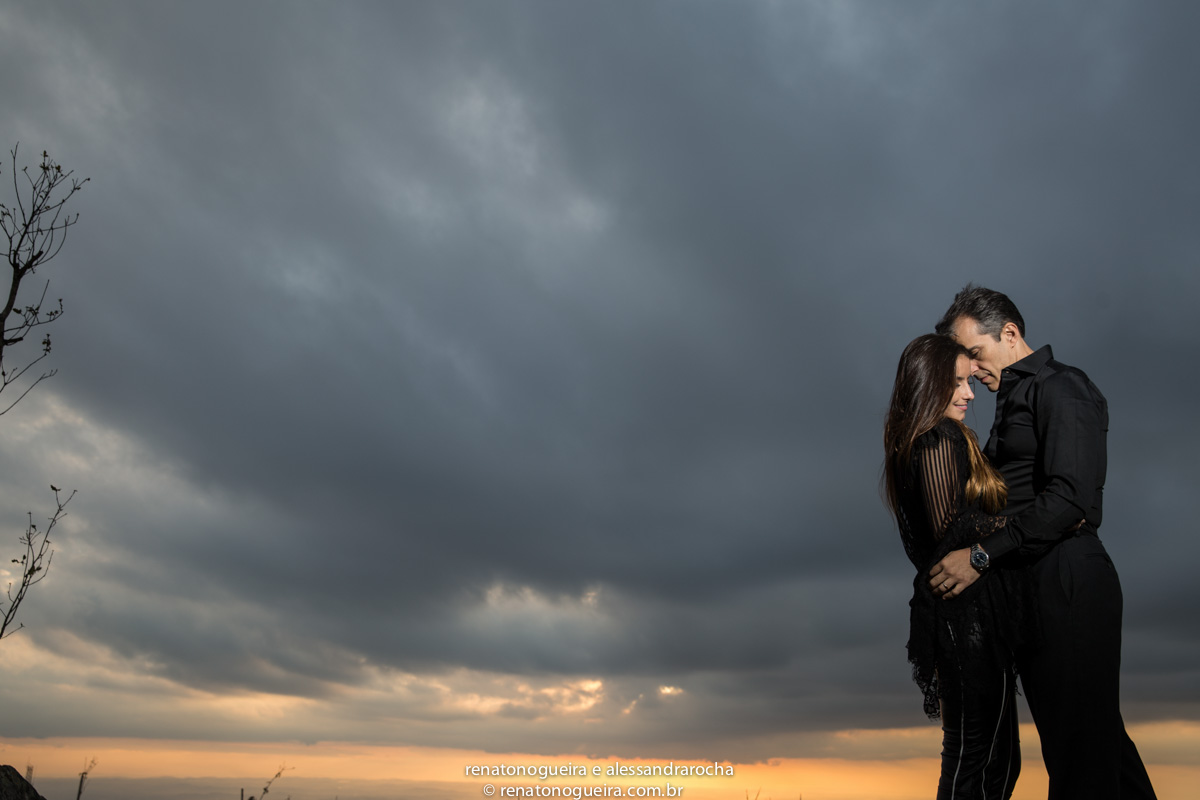 noiva num aconchego carinhoso, na serra da piedade