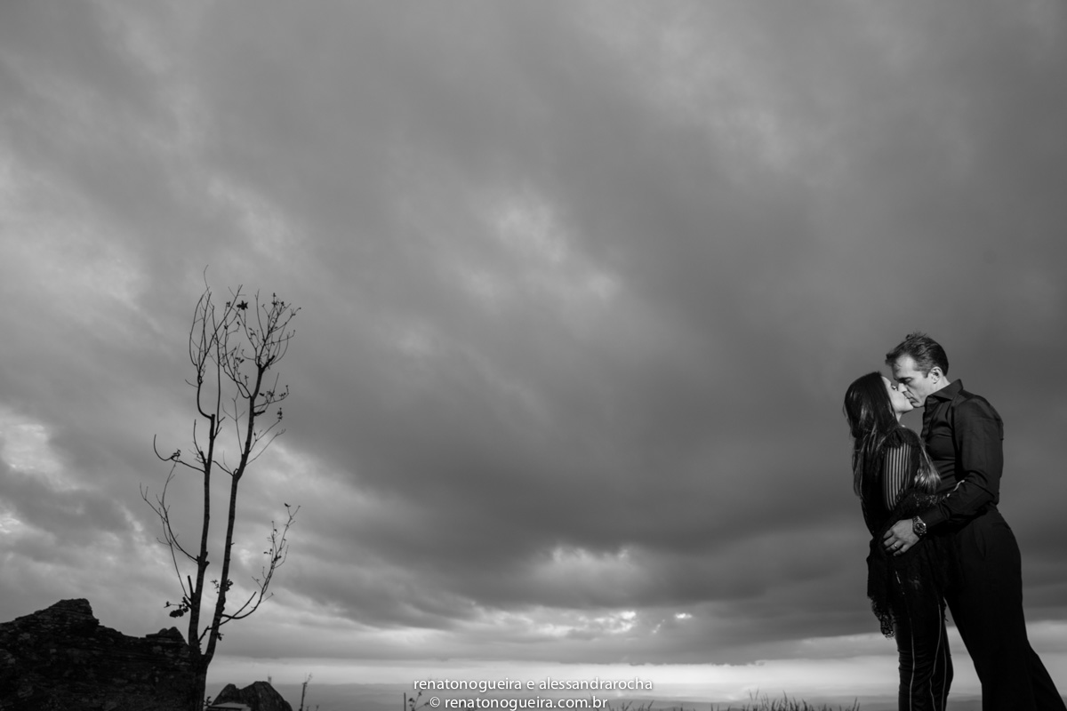 noiva num aconchego carinhoso, na serra da piedade