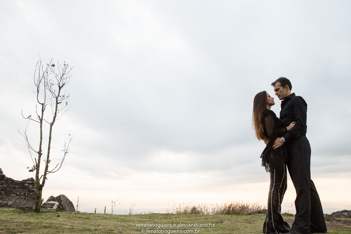 noiva num aconchego carinhoso, na serra da piedade