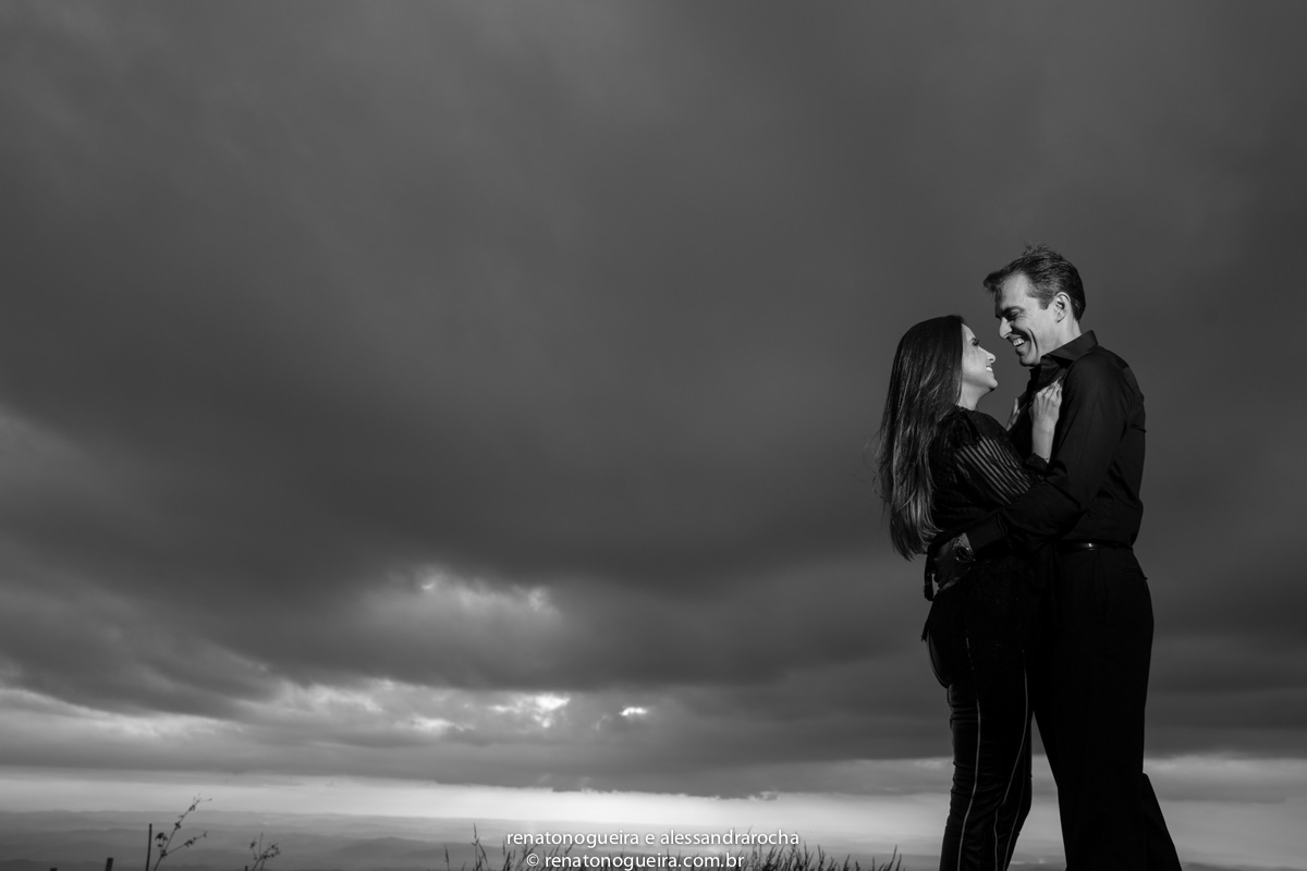 noiva num aconchego carinhoso, na serra da piedade