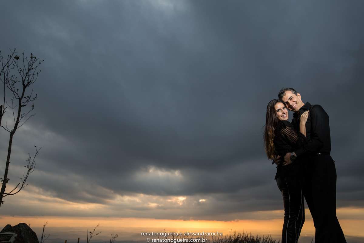 noiva num aconchego carinhoso, na serra da piedade