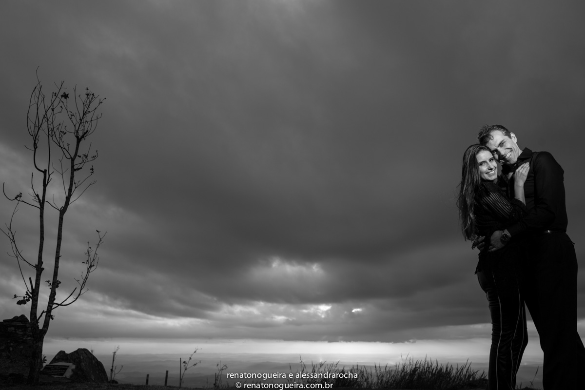 noiva num aconchego carinhoso, na serra da piedade