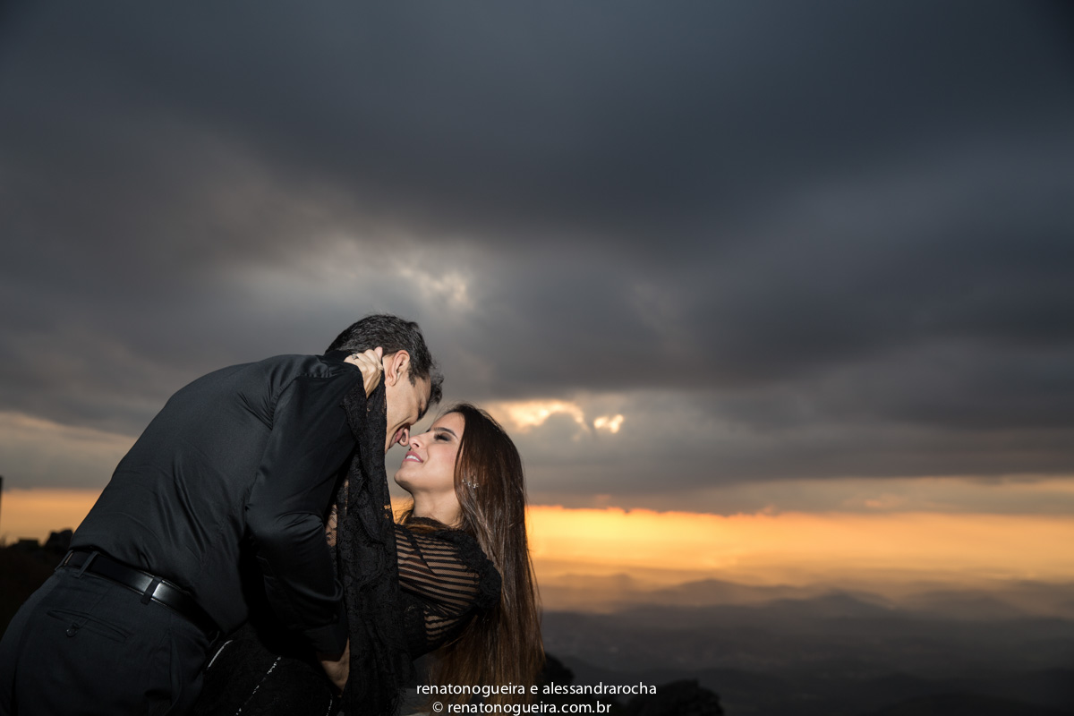 noiva num aconchego carinhoso, na serra da piedade