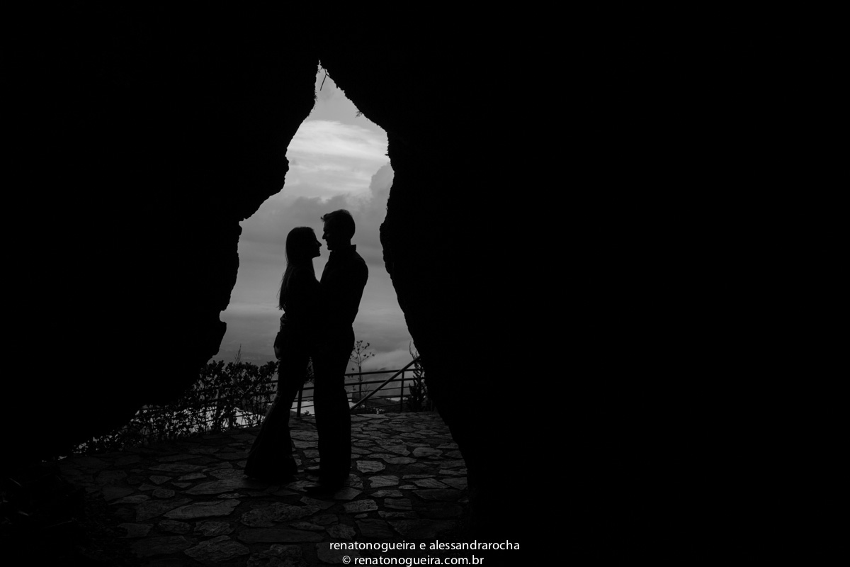 silhueta dos noivos atraves da entrada da caverna na serra da piedade