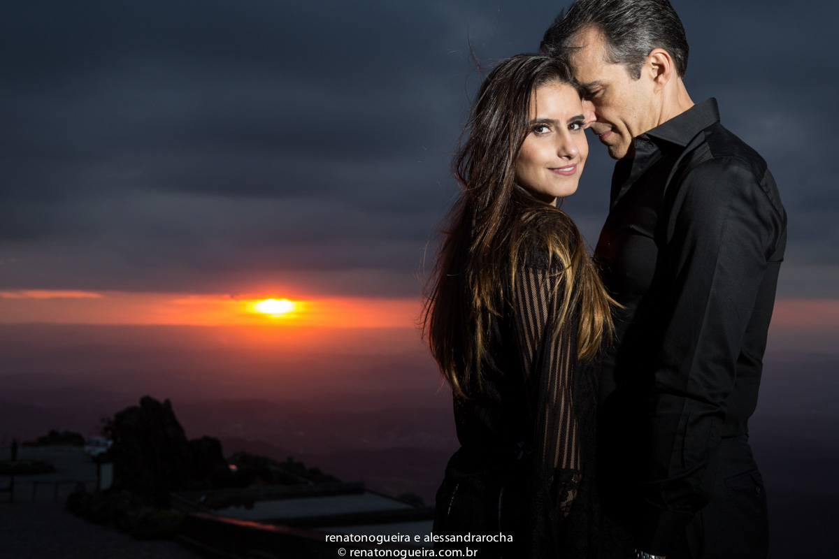 noivos abracados carinhosamente no por do sol da serra da piedade